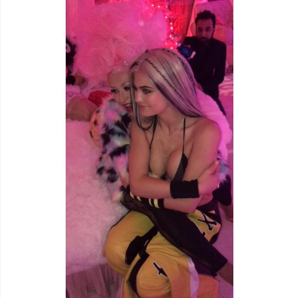 Kylie Jenner no colo de Chistina Aguilera (Foto: Instagram)