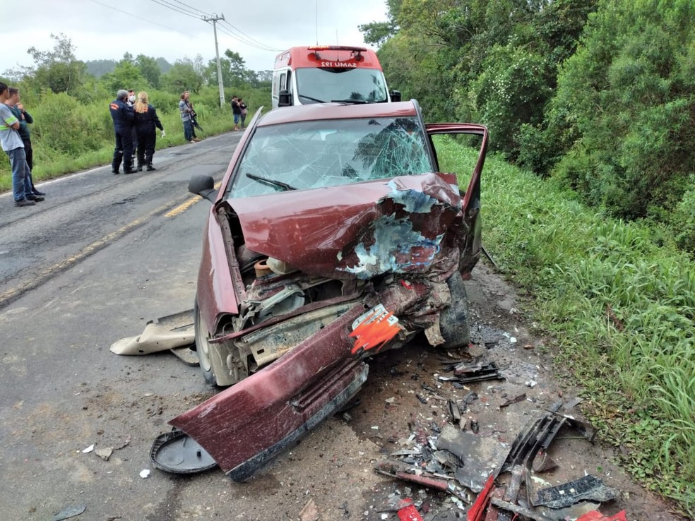Bebê de 7 meses morreu e outras 4 pessoas ficam gravemente feridas após carros baterem de frente na BR-153 — Foto: Divulgação/PRF