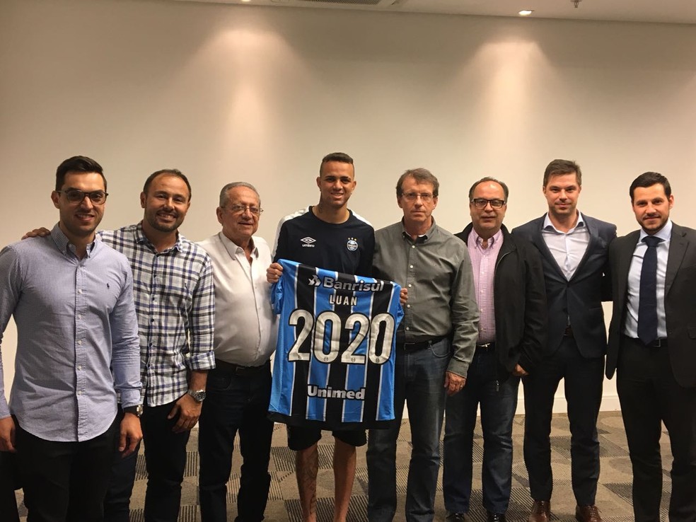 Luan assinou novo contrato com o Grêmio nesta quarta-feira (Foto: Grêmio FBPA/Divulgação)