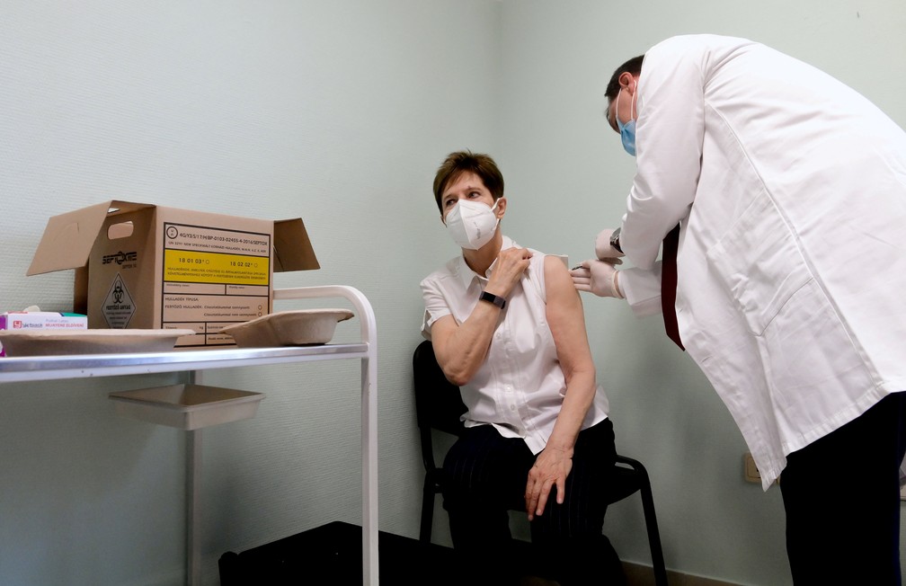 Profissional de saúde recebe primeira dose da vacina contra a Covid na Hungria. País do leste europeu começou imunização com vacina da Pfizer, mas depois adquiriu doses da Sputnik V russa — Foto: Szilard Koszticsak/Pool via Reuters/File Photo