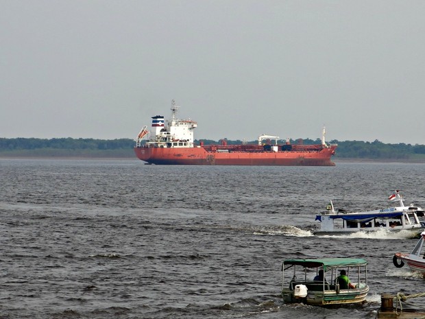Navio que transporta gás para Petrobras ancorado em Manaus devido à seca do Rio Solimões (Foto: Divulgação/Sindarma)