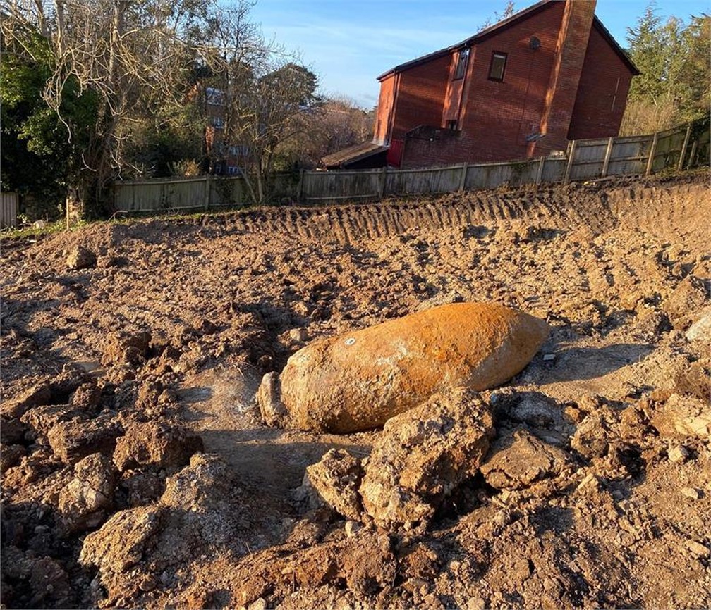 Artefato explosivo foi encontrado no sul da Inglaterra, mais de 2,6 mil moradores tiveram que deixar suas casas e passar a noite em um abrigo — Foto: Polícia do Condado de Devon