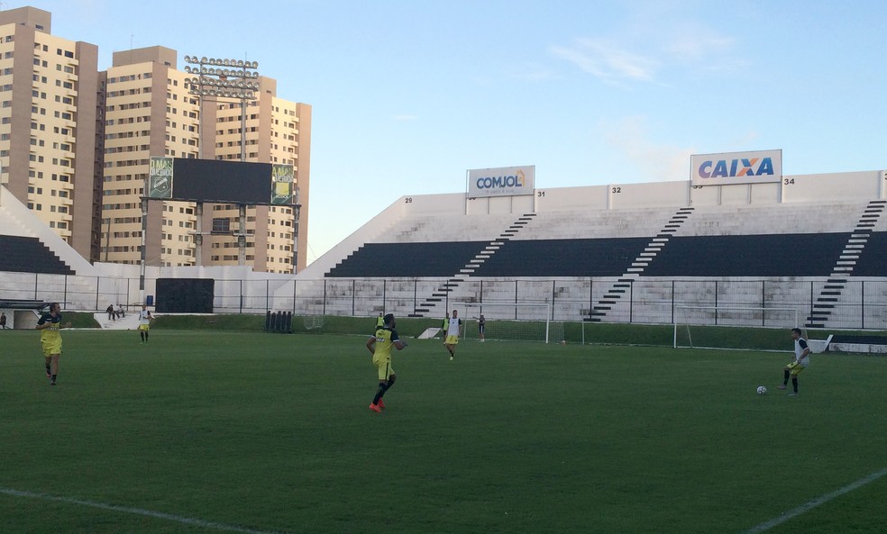 Eltinho (com a bola) será titular no ABC para a estreia na Série B contra o Paraná (Foto: Luiz Henrique/GloboEsporte.com)