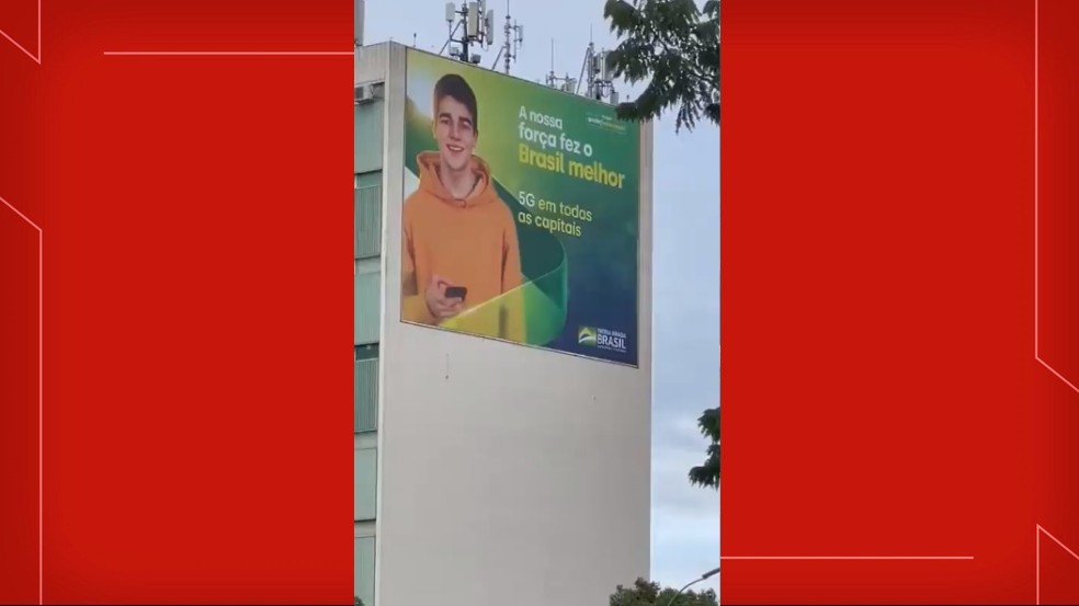 Banners em ministérios fazem propagandas sobre o governo do presidente Jair Bolsonaro, em Brasília — Foto: Reprodução