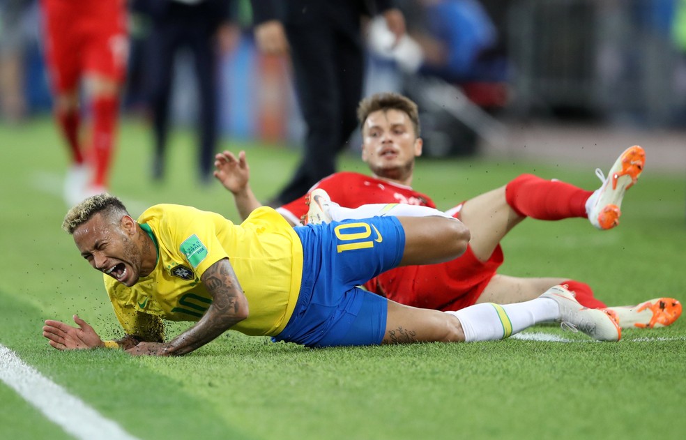 Neymar é derrubado por jogador da Sérvia (Foto: Carl Recine/Reuters)