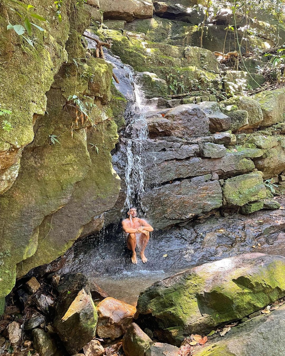 Cauã Reymond posa em cachoeira e arranca suspiros dos fãs (Foto: Reprodução / Instagram)