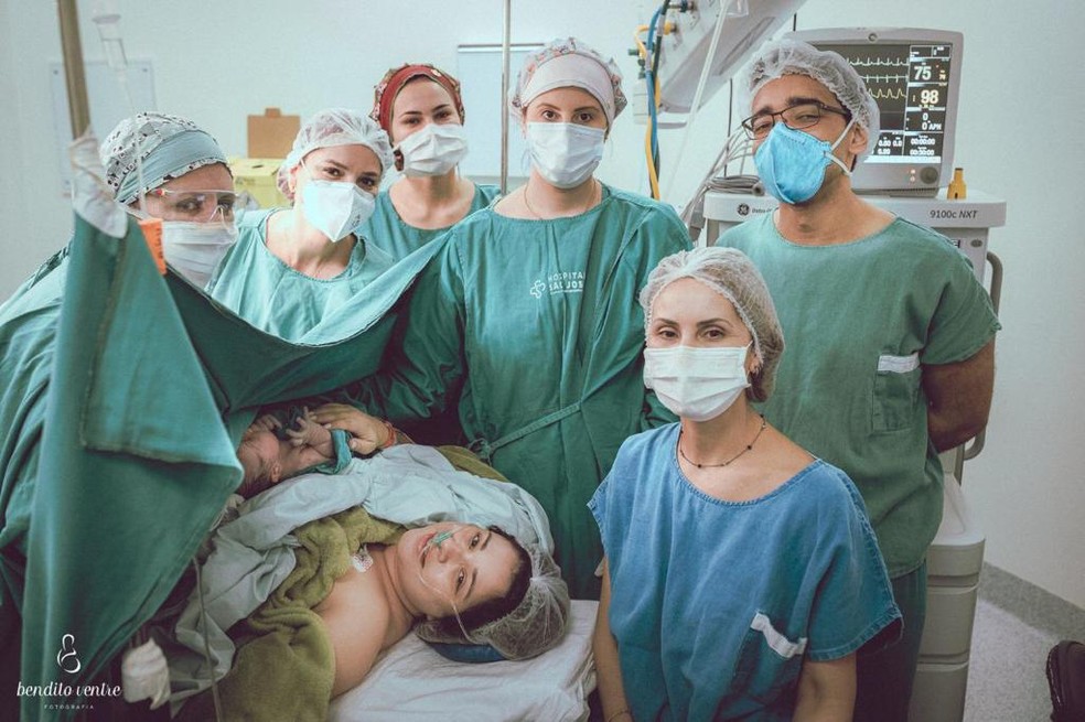 Equipe médica que acompanhou Mayara durante o parto  — Foto: Bendito Ventre
