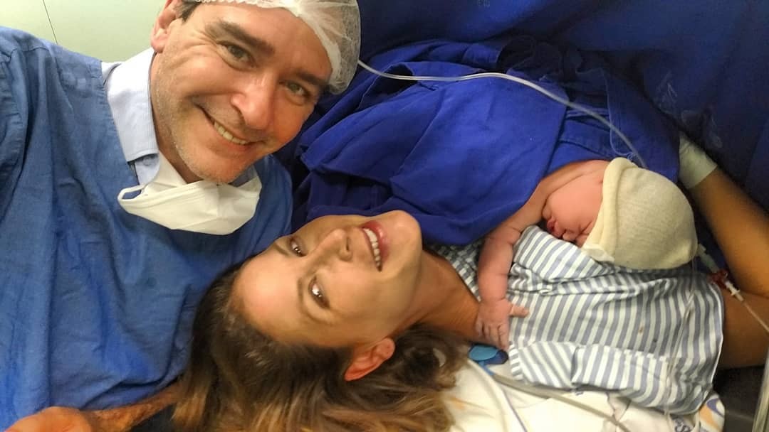 Thyrso e Fernanda com a filha recém-nascida (Foto: Reprodução/Instagram)