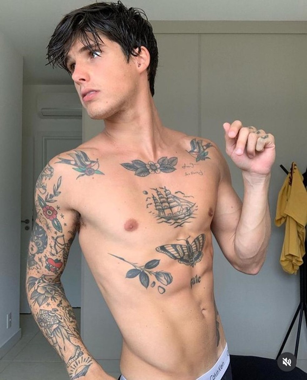 Gabriel tem mais de 50 tatuagens no corpo — Foto: Vitor Gilard/gshow