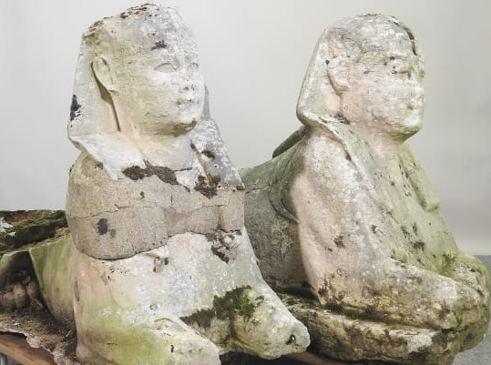 Estátuas egípcias usadas como enfeite em jardim são leiloadas por R$ 1,4 milhão (Foto: Divulgação)