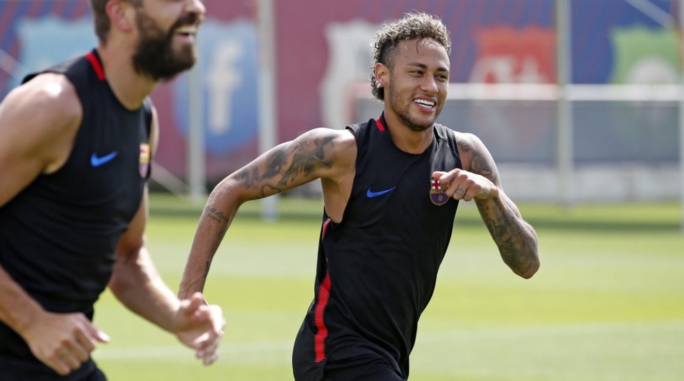 Enquanto isso, Neymar treina normalmente no Barcelona (Foto: Reprodução de Twitter)