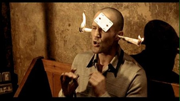 Jason Statham em cena de Jogos, Trapaças e Dois Canos Fumegantes (1998) (Foto: Divulgação)