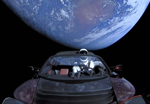 IN SPACE - FEBRUARY 8: In this handout photo provided by SpaceX, a Tesla roadster launched from the Falcon Heavy rocket with a dummy driver named 'Starman' heads towards Mars.  (Foto: SpaceX via Getty Images)
