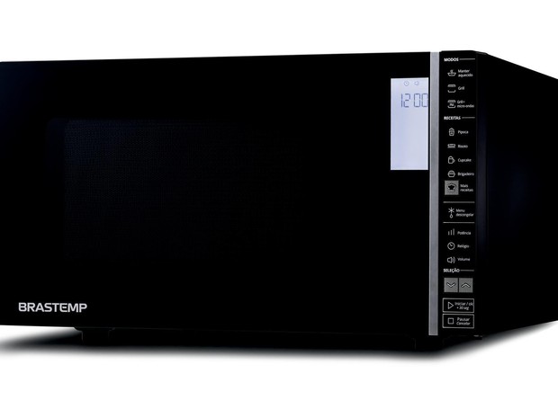 Os eletrodomésticos na cor preta são ótimas escolhas para dar modernidade à cozinha, como este micro-ondas da Brastemp (Foto: Divulgação / Brastemp)