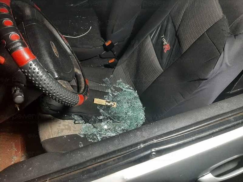 Vidros do carro foram quebrados com os tiros — Foto: Leandro Campos/Agitos Mutum