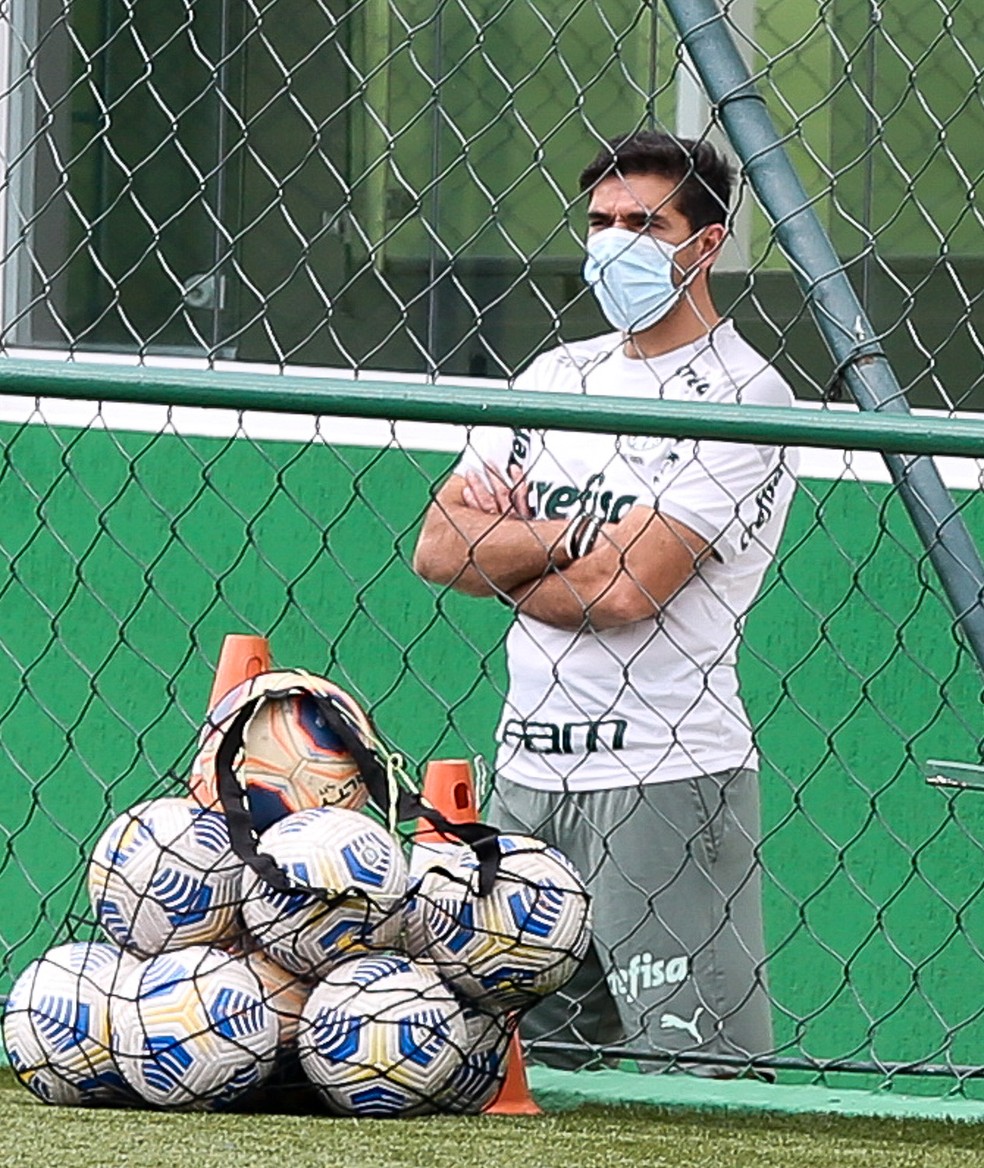 Abel Ferreira durante treino do time sub-20 do Palmeiras — Foto: Fabio Menotti