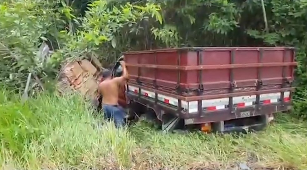 Batida entre duas caminhonetes e um carro deixa feridos no sul da Bahia — Foto: Reprodução / TV Santa Cruz
