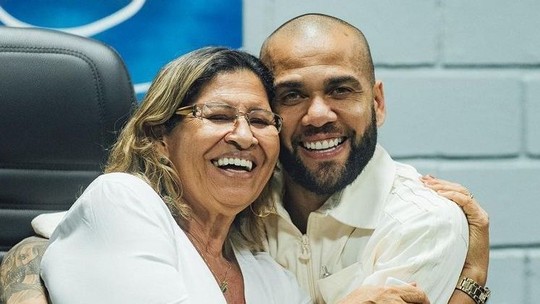 Mãe de Daniel Alves afirma que jogador 'espera provar sua inocência', diz jornal espanhol