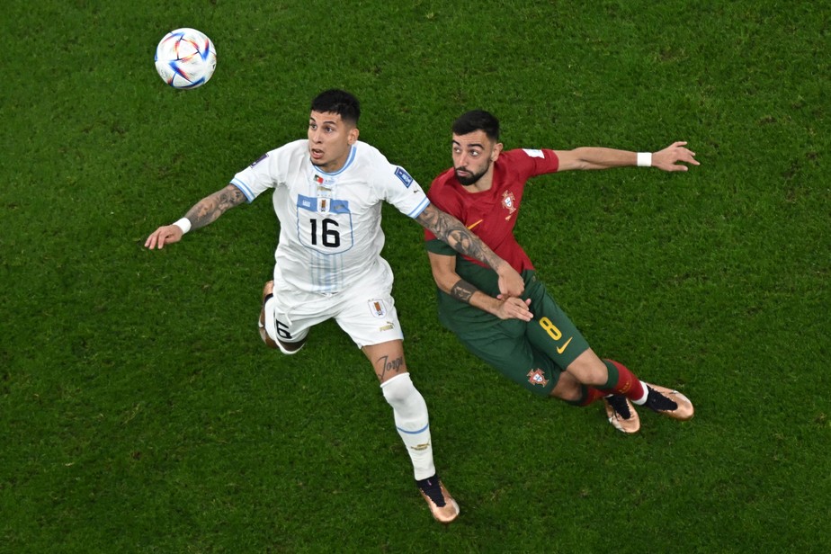 Bruno Fernandes em ação contra o Uruguai: meia português marcou os dois gols da vitória por 2 a 0