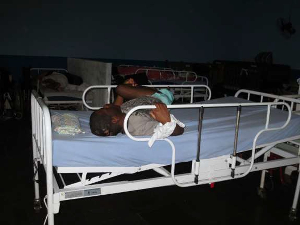 Jovem amarrado a sua cama em uma instituição para 32 pessoas com deficiência no Rio de Janeiro (Foto: Reprodução/ Human Rights Watch)