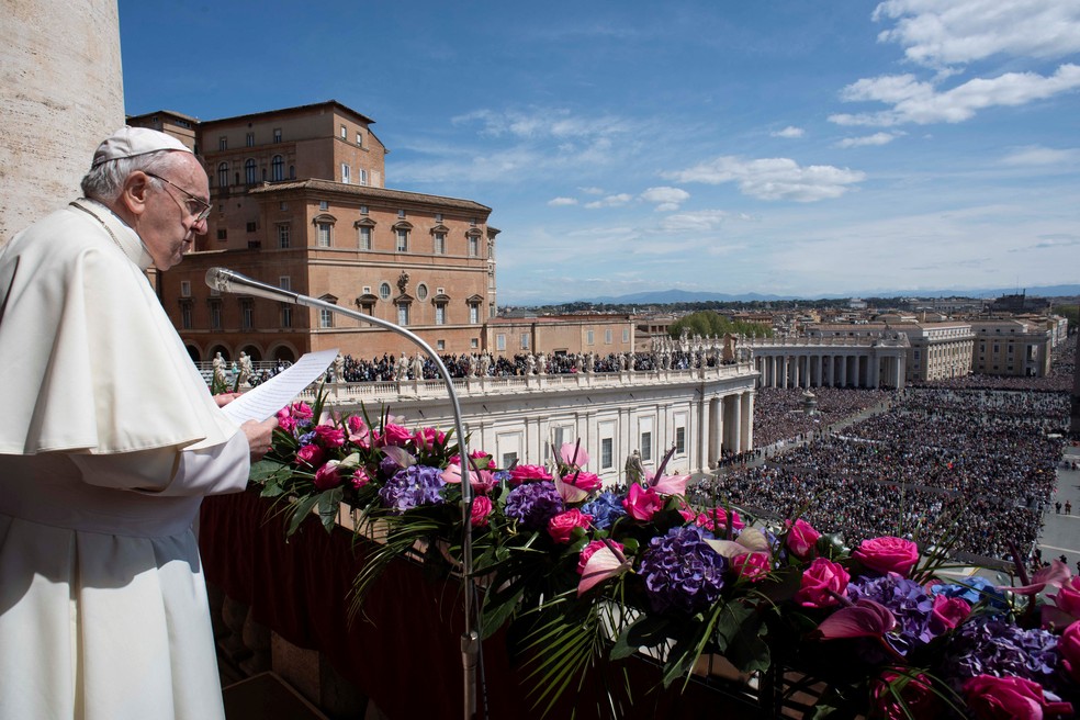 Papa Francisco falou para cerca de 50 mil pessoas na praça São Pedro, que teve público pela primeira vez em dois anos — Foto: Reuters