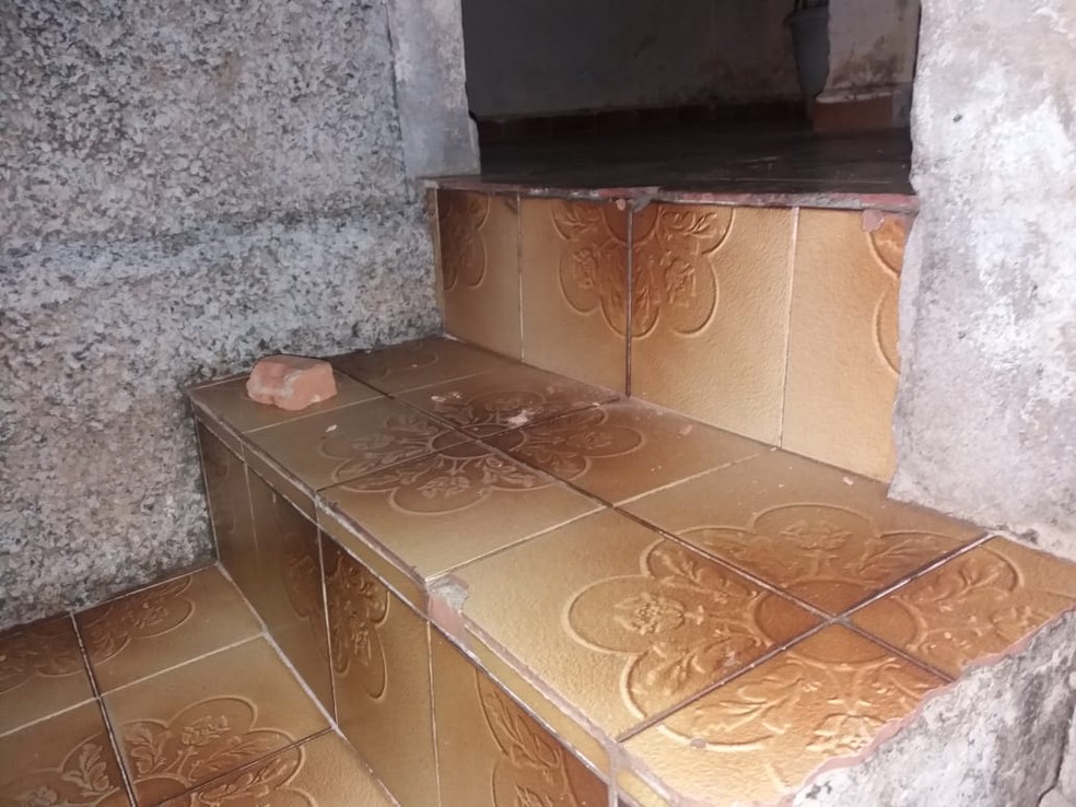 Tijolo arremessado por indiciado contra portas e janelas da casa da vítima, em Limeira — Foto: GCM Limeira