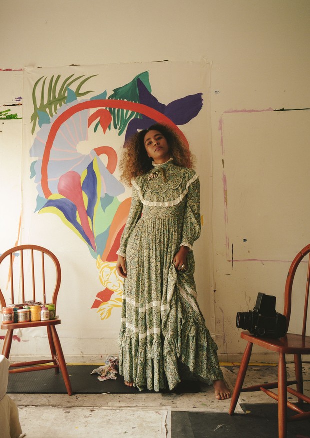 Fotografada em seu ateliê, em São Paulo, em frente à uma de suas obras, Heloísa Hariadne usa vestido Gucci.  (Foto: Amanda Adász)