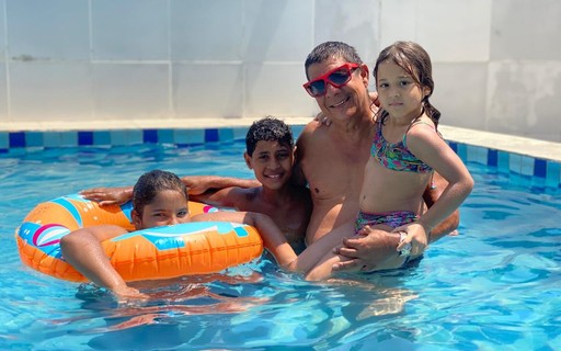Zeca Pagodinho se diverte na piscina com netos