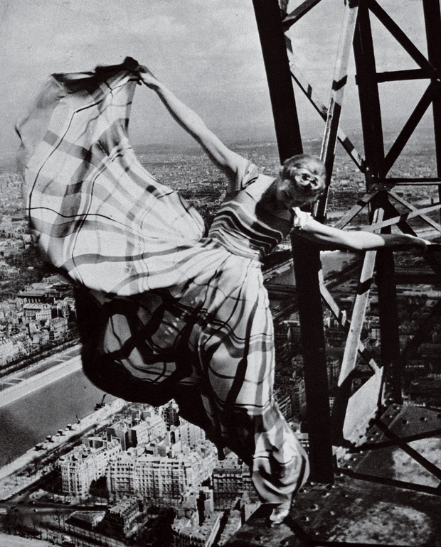 Uma das imagens mais famosas de Blumenfeld: Lisa Fonssagrives na Torre Eiffel (1939). (Foto: Divulgação)