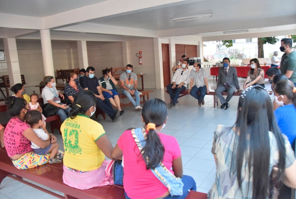 Promotores se encontram com migrantes para falar sobre o ECA — Foto: Tiago Teles/Asscom MP-AC