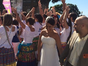 Noivos vão à festival contra redução da maioridade penal após casamento (Foto: Gabriel Barreira/G1)
