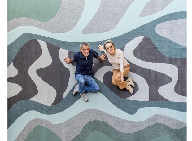 O arquiteto Ricardo Campos, criador o tapete BM 01, que deu origem à linha inspirada nos jardins de Burle Marx, e Bia Lettiére, diretora criativa da Avanti. FOTO Márcio Irala / Divulgação (Foto: Márcio Irala / Divulgação)