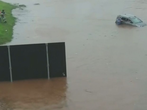 APÓS DIVULGAÇÃO NO OTABULEIRO, CRATERA DA AVENIDA UBAITABA ESTÁ SENDO  RECAPEADA - O Tabuleiro