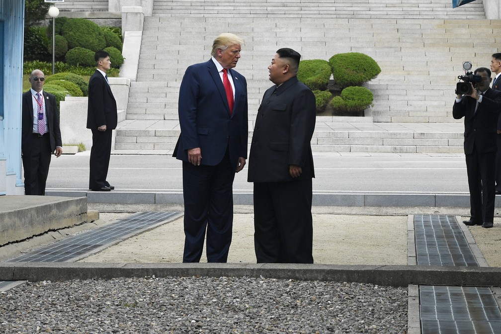 Trump e Kim no lado norte-coreano neste domingo (30). — Foto: Susan Walsh/AP