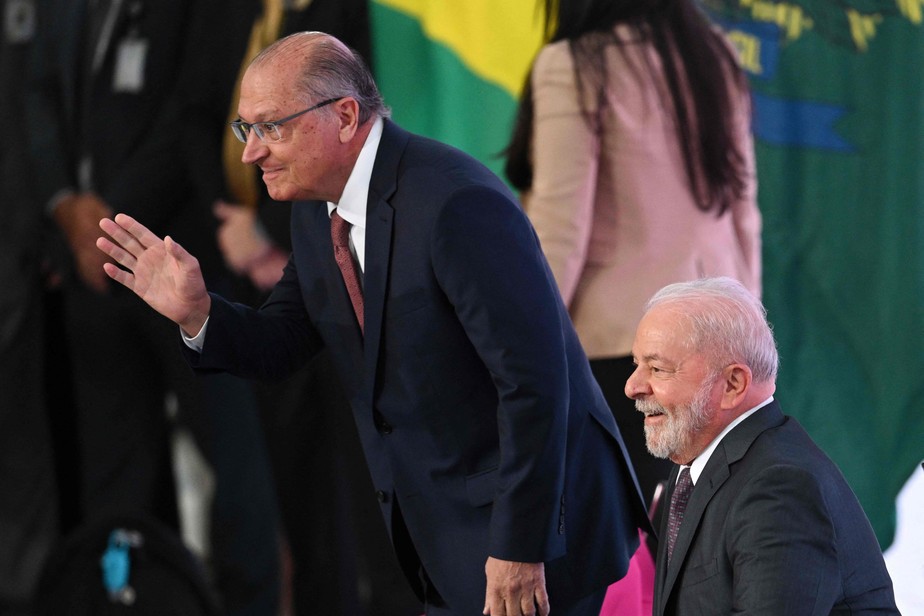 O vice-presidente Geraldo Alckmin durante sua posse como ministro da Indústria, ao lado de Lula