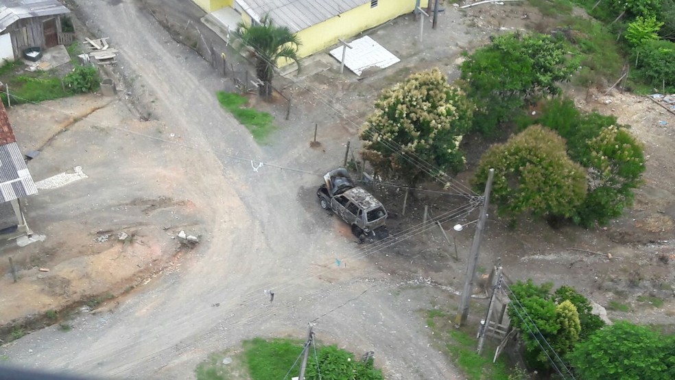 Carro foi encontrado incendiado em Bom Retiro pela polícia  (Foto: PM/Divulgação)