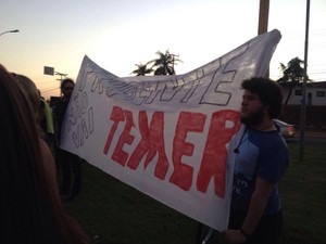 Grupo protesta em Presidente Prudente contra o governo do presidente interino Michel Temer (Foto: Heloise Hamada/G1)