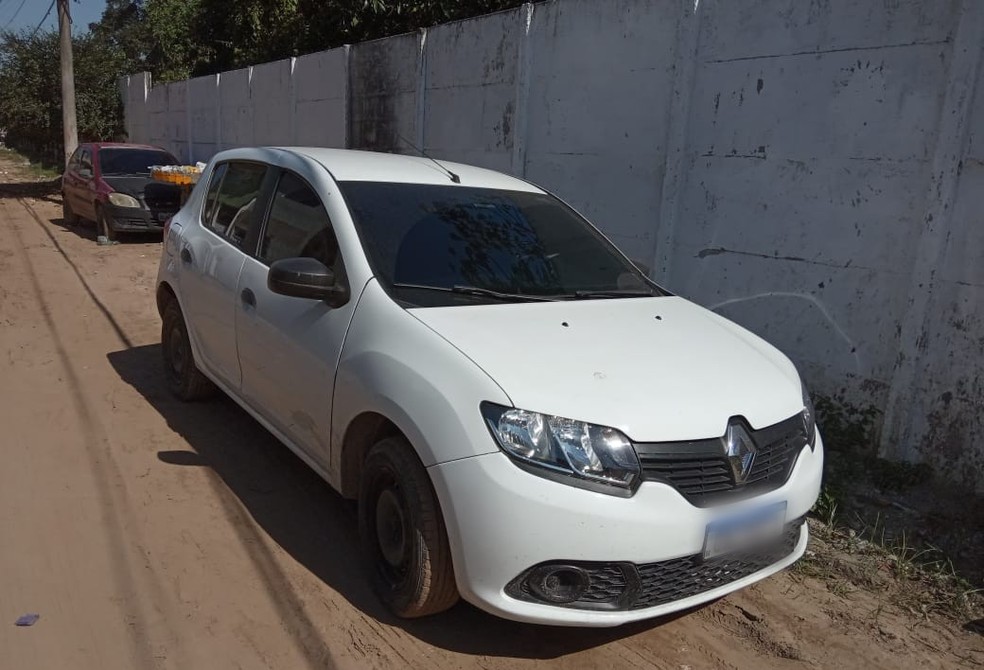 Polícia Militar recupera carro roubado e usado em crime em São Vicente, SP — Foto: G1 Santos
