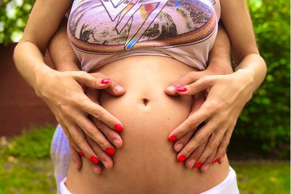 A modelo Jessica Landon com o marido mostrado sua barriga de sua segunda gravidez (Foto: Instagram)