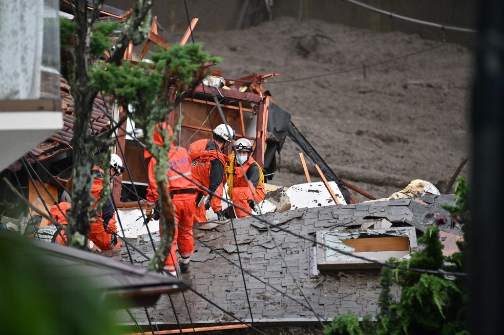 Equipes de resgate buscam sobreviventes em Atami, neste domingo (4) — Foto: Charly Triballeau/AFP