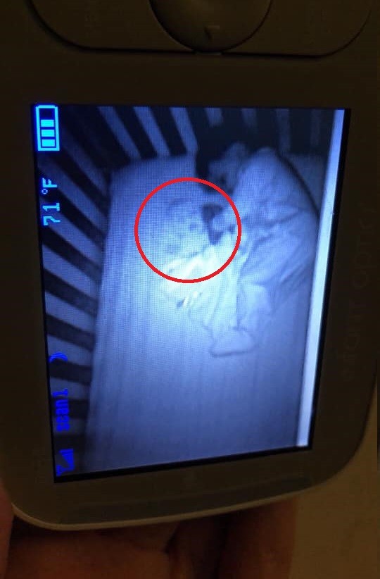 Bebê fantasma aparece na babá eletrônica (Foto: Reprodução Facebook)
