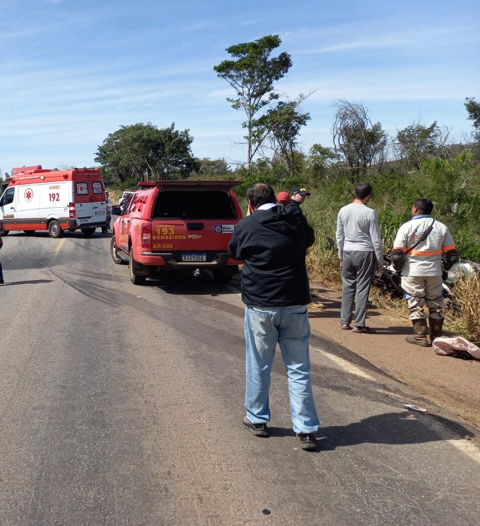 Motorista da caminhonete morreu ainda no local do acidente — Foto: Corpo de Bombeiros