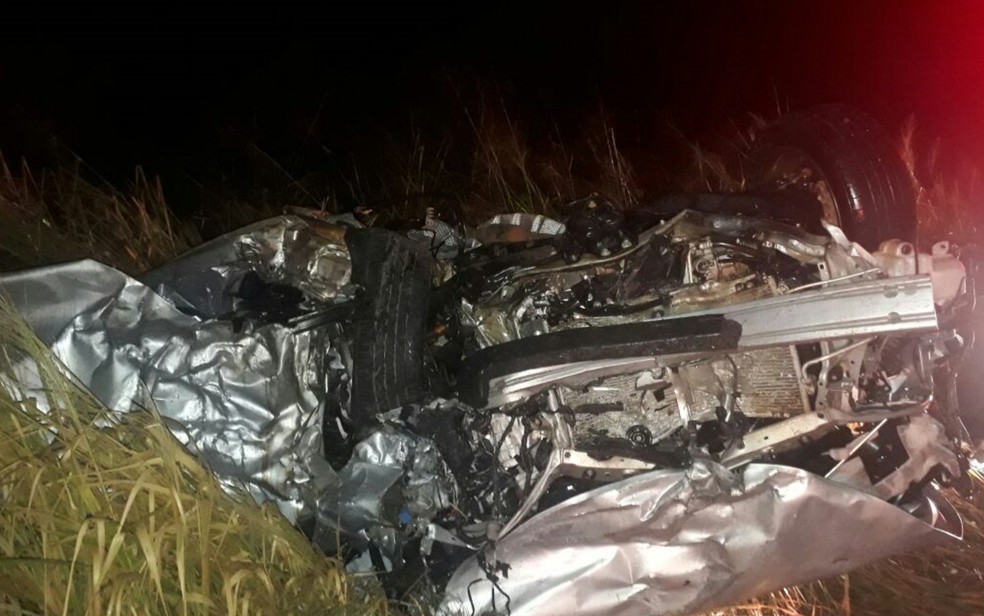 Corolla ficou irreconhecÃ­vel apÃ³s a colisÃ£o; quatro morreram (Foto: Rota Policial NotÃ­cias/ReproduÃ§Ã£o)