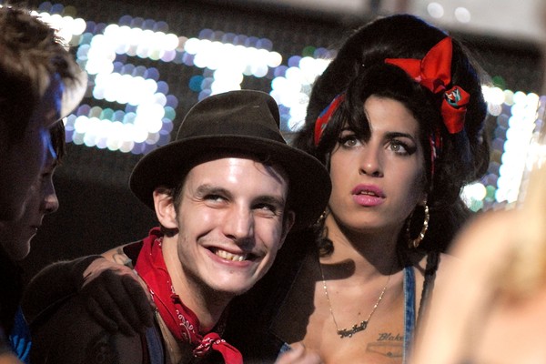 A cantora Amy Winehouse (1983-2011) em foto de 2007 na companhia de seu então marido, Blake Fielder-Civil (Foto: Getty Images)