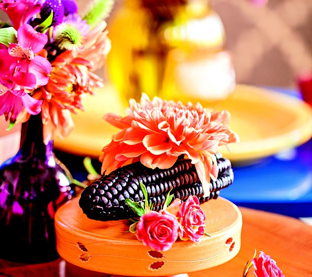 Diferentão: o milho roxo peruano virou protagonista nesse lindo arranjo com flores. Você também pode aproveitar frutas e legumes para criar enfeites coloridos e supercriativos!  (Foto: Elisa Correa/Editora Globo)
