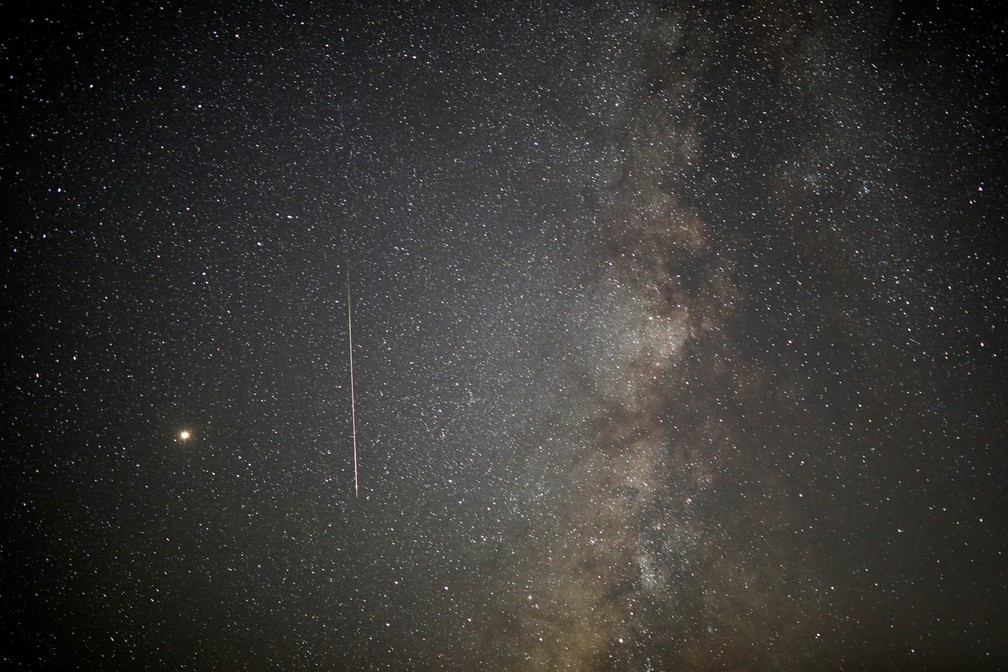 Meteoro corta o céu com a Via Láctea vista à direita nas primeiras horas da manhã, durante a chuva de meteoros Perseidas. Vista da Cratera Ramon, perto da cidade de Mitzpe Ramon, no sul de Israel (Foto: Amir Cohen/Reuters)
