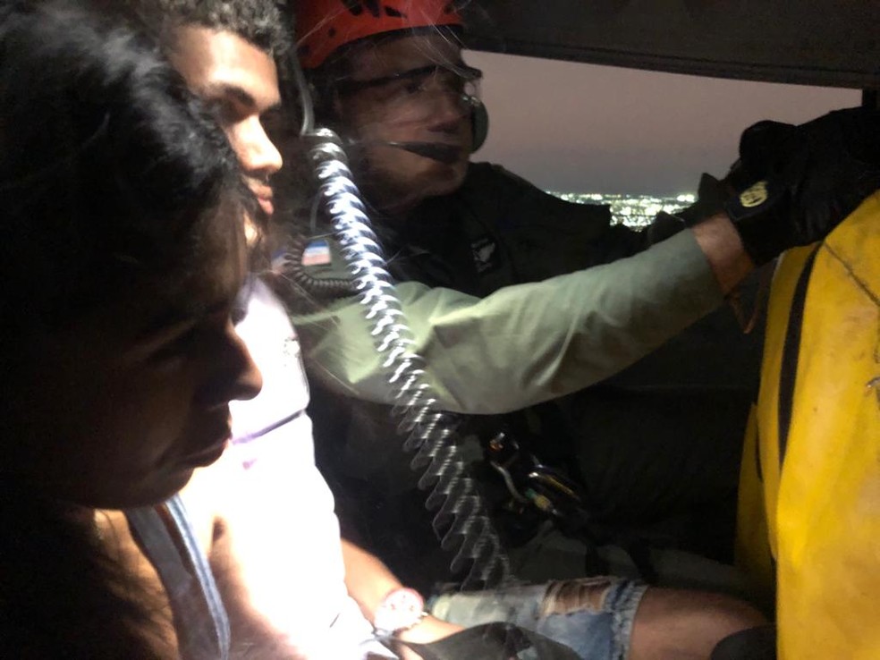 Casal foi resgatado de helicóptero após ficar perdido no Mestre Álvaro, na Serra — Foto: Notaer/Divulgação