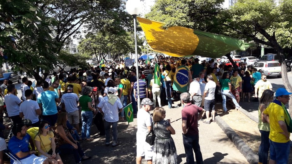 MONTES CLAROS, 11H30: Cerca de 500 pessoas se reúnem na Avenida Deputado Esteves Rodrigues neste domingo (26), segundo a PM — Foto: Fábio Alexandro/ Inter TV
