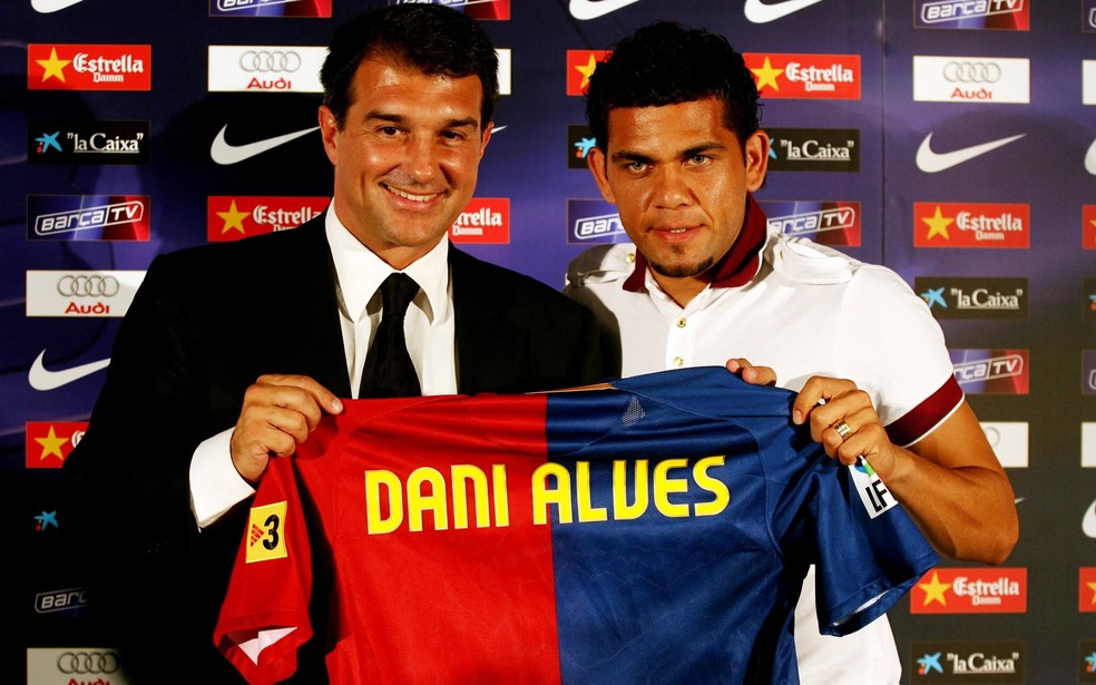 Daniel Alves, em sua chegada ao Barcelona, em 2008: presidente na época, Joan Laporta é o atual comandante máximo do clube — Foto: Miguel Ruiz/FC Barcelona