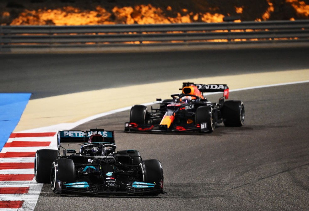 Lewis Hamilton, da Mercedes, e Max Verstappen, da RBR, brigam nas voltas finais do GP do Bahrein da F1 2021 — Foto: Formula 1/Formula 1 via Getty Images